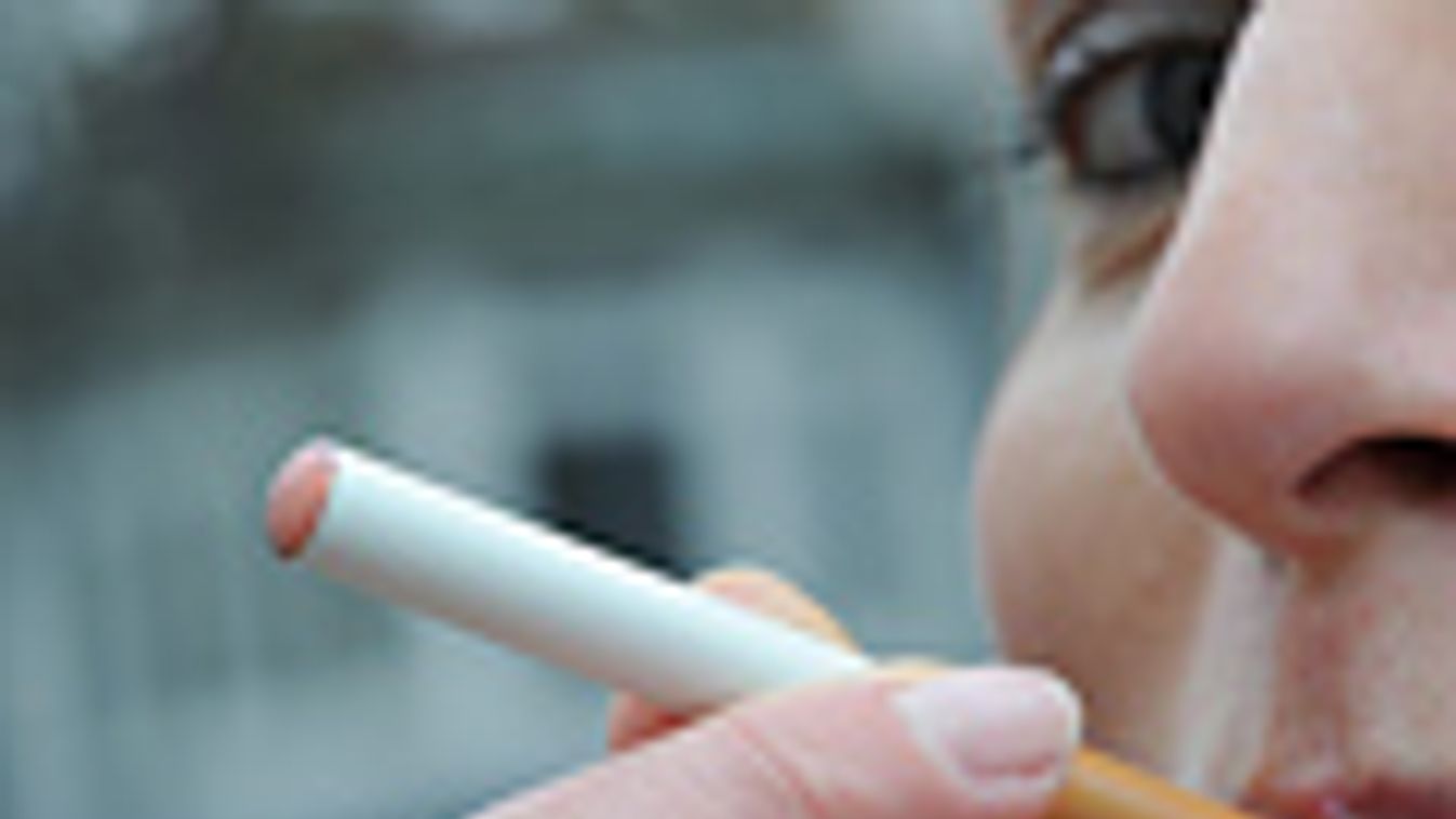 Elektromos cigarettát szív egy nő 2011. január 16-án Hamburgban, amikor egy bemutatón a dohányt elégető hagyományos cigaretta egészséges alternatívájaként a találmányt megismertetik a dohányosokkal, e-cigaretta, e-cigi 