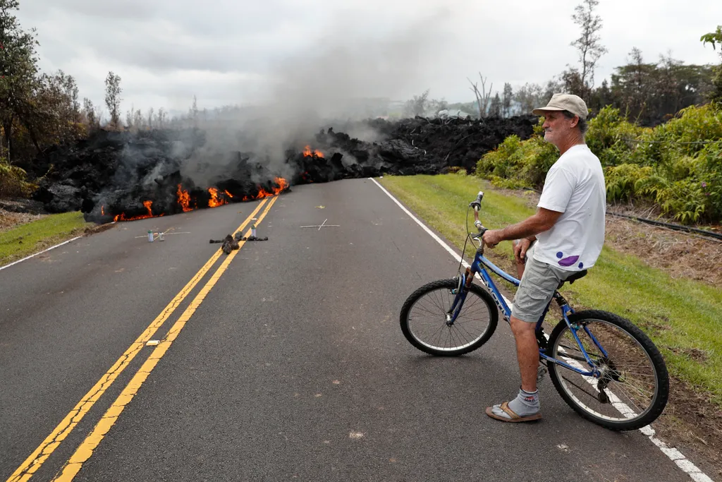 A Kilauea tűzhányó lávájának terjedését nézi Sam Knox helybeli lakos a hawaii Pahoa Leilani lakónegyedében 2018. május 5-én. A vulkánkitörés folytatódása 2018. május 5-én. A vulkánkitörés folytódása miatt újabb kétezer embert költöztettek ki otthonából a 