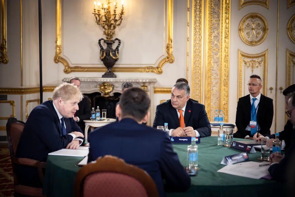 Ukrajnai háború - V4-Egyesült Királyság csúcstalálkozó Londonban 
 HEGER, Eduard; SZIJJÁRTÓ Péter; ORBÁN Viktor; MORAWIECKI, Mateusz; JOHNSON, Boris; FIALA, Petr 