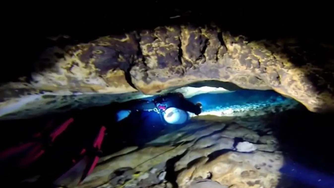 Búvár a floridai Jug Hole barlangban 