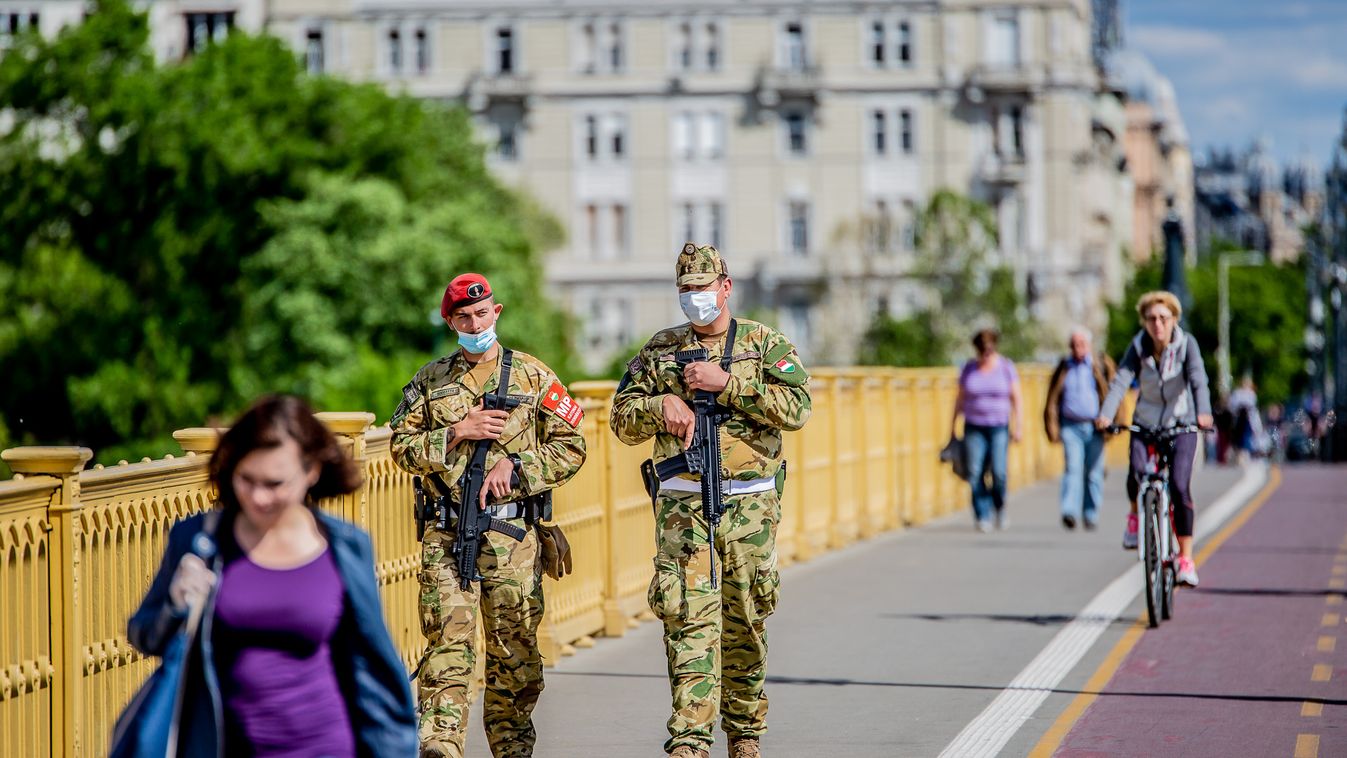 2020 Budapest Koronavírus korlátozás meghosszabbítás vírus járókelők Margit-híd katona katonák maszk 