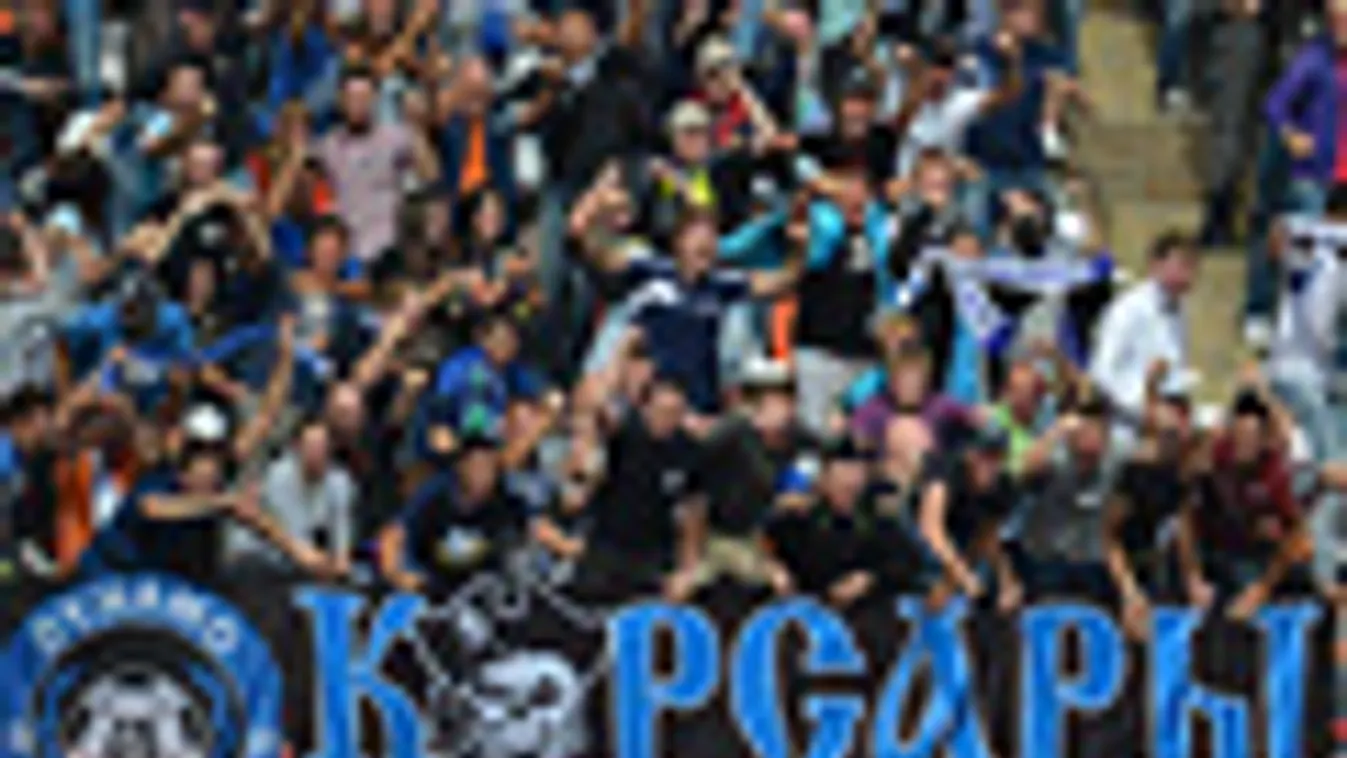 A Dinamo Moszkva szurkolói a Lokomotiv Moszkva elleni meccsen Dzsudzsák Balázs gólja után