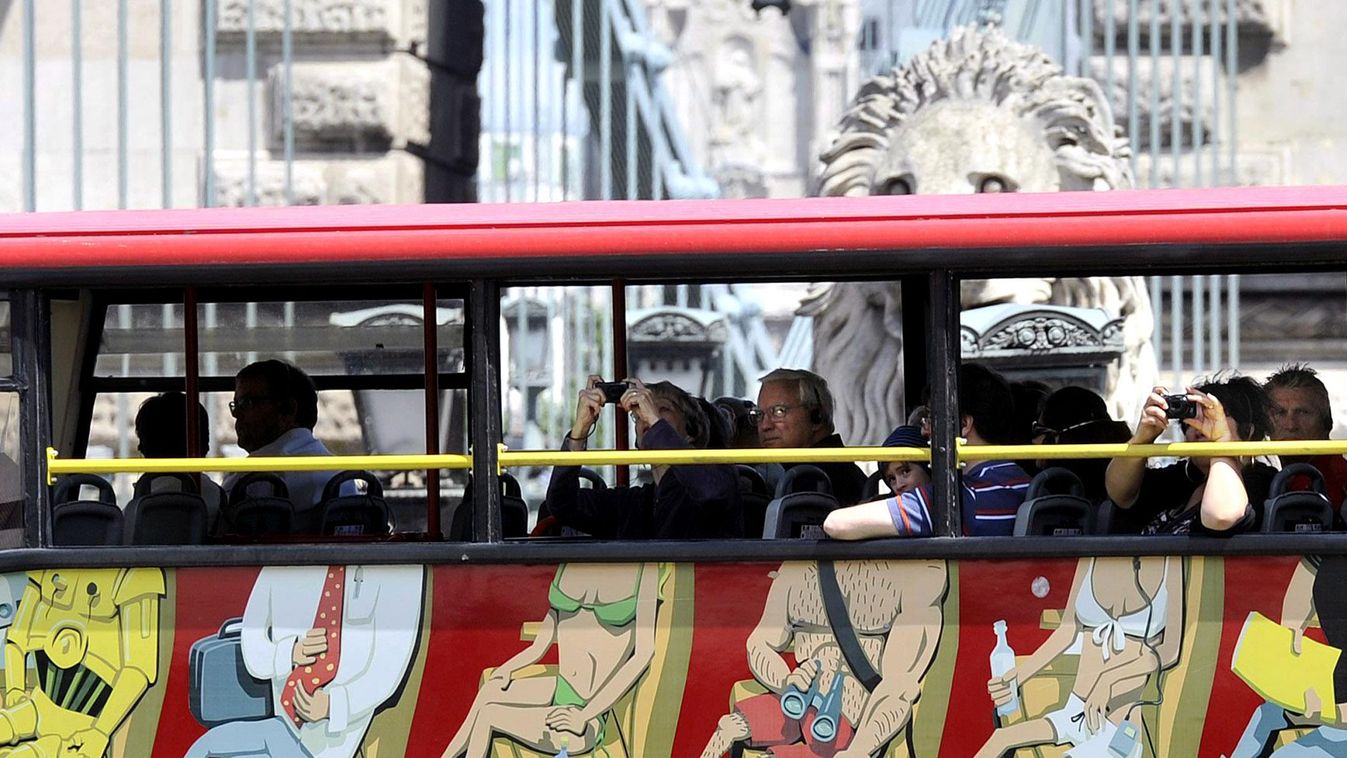 Turisták Budapesten, városnézés, turizmus, városnéző busz, turista 