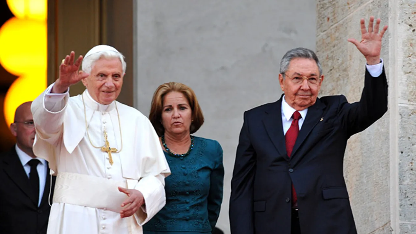 pápalátogatás, XVI. BENEDEK pápa (b) és Raúl CASTRO kubai elnök integet a havannai Forradalom Palotája előtt 2012. március 27-én, a római katolikus egyházfő kubai látogatásának második napján