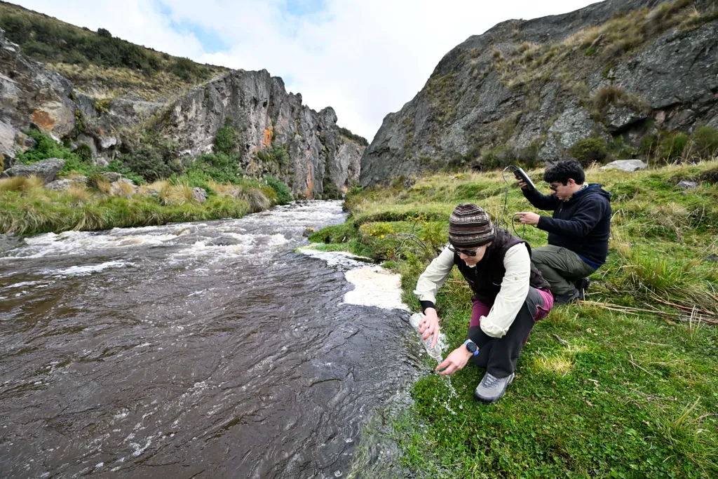 Ecuador vulkán Cotopaxi Hidalgo (L) and Daniel Sierra (R), scientists of the Geophysical Institute of Ecuador, take water samples from the Pita river on the slopes of the Cotopaxi volcano in Ecuador on January 12, 2023. - Three researchers from the Geo 