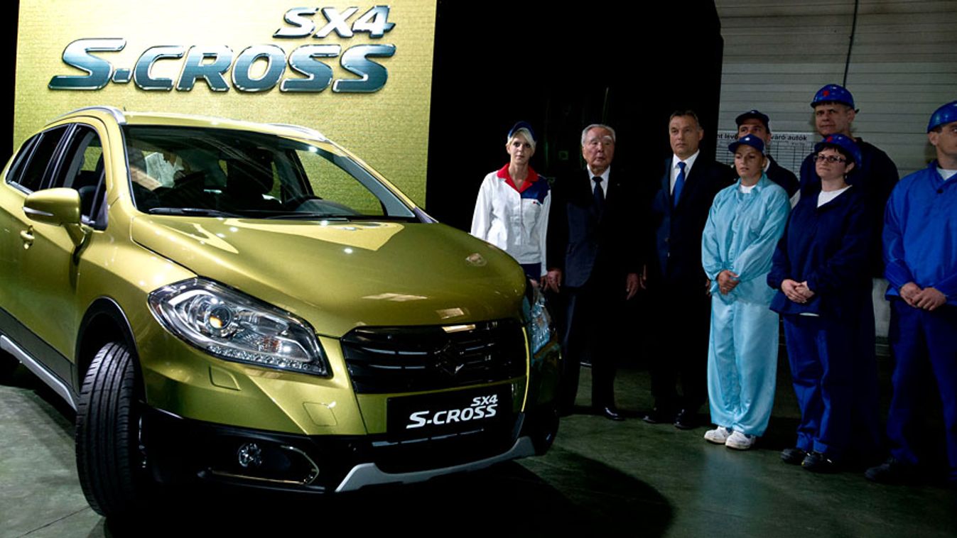 A Suzuki SX4 S-Cross, az esztergomi átadón, Orbán Viktor és Osama Suzuki jelenlétében 