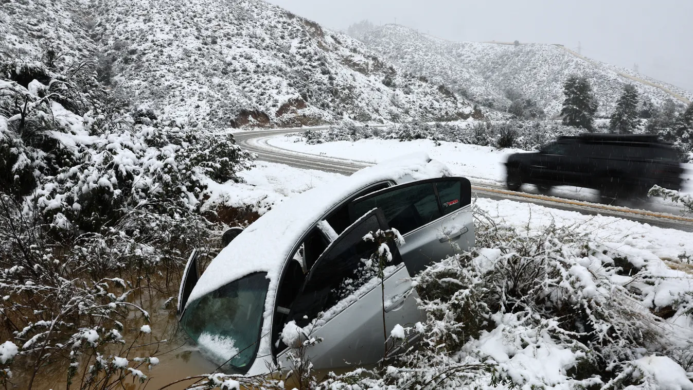 Winter Storm Brings Rare Blizzard Conditions To Mountains In Los Angeles County GettyImageRank2 Mode of Transport District USA Small California City Of Los Angeles Weather, Egyesült Államok, havazás, hó 