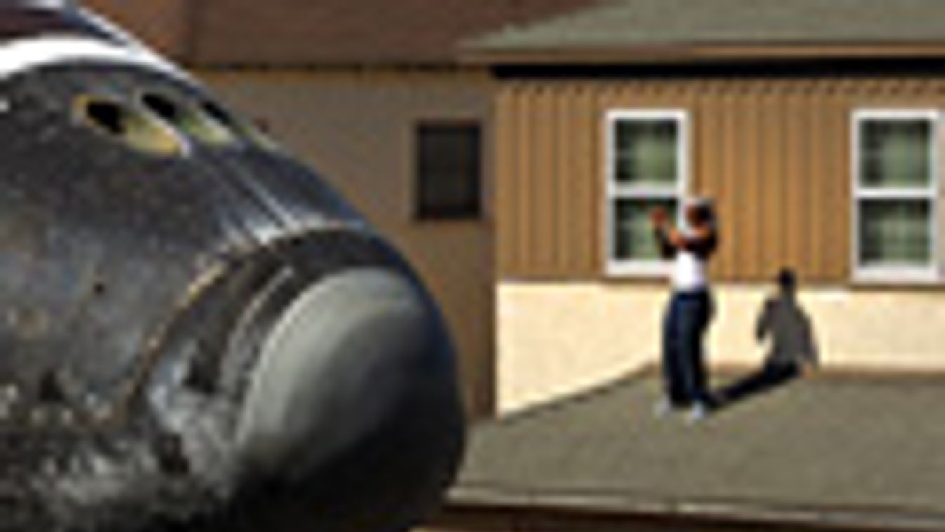 a hét képei, egy férfi háza tetejéről fényképezi az Endeavour ürreülőgépet, amit több nap alatt vontattak a Los Angeles-i California Science Centerbe