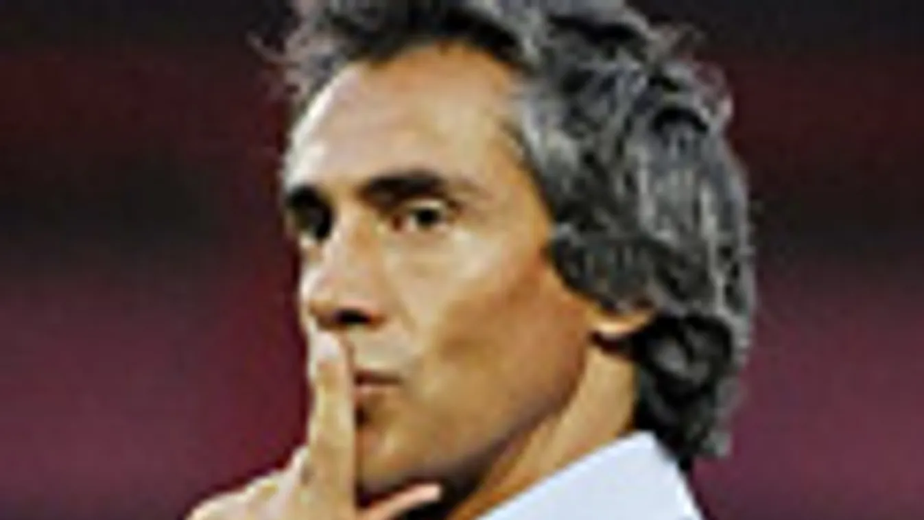 paulo sousa,  a Videoton portugál vezetőedzője áll a pálya szélén a labdarúgó OTP Bank Liga 7. fordulójában játszott Budapest Honvéd-Videoton FC találkozón, a kispesti Bozsik József Stadionban.