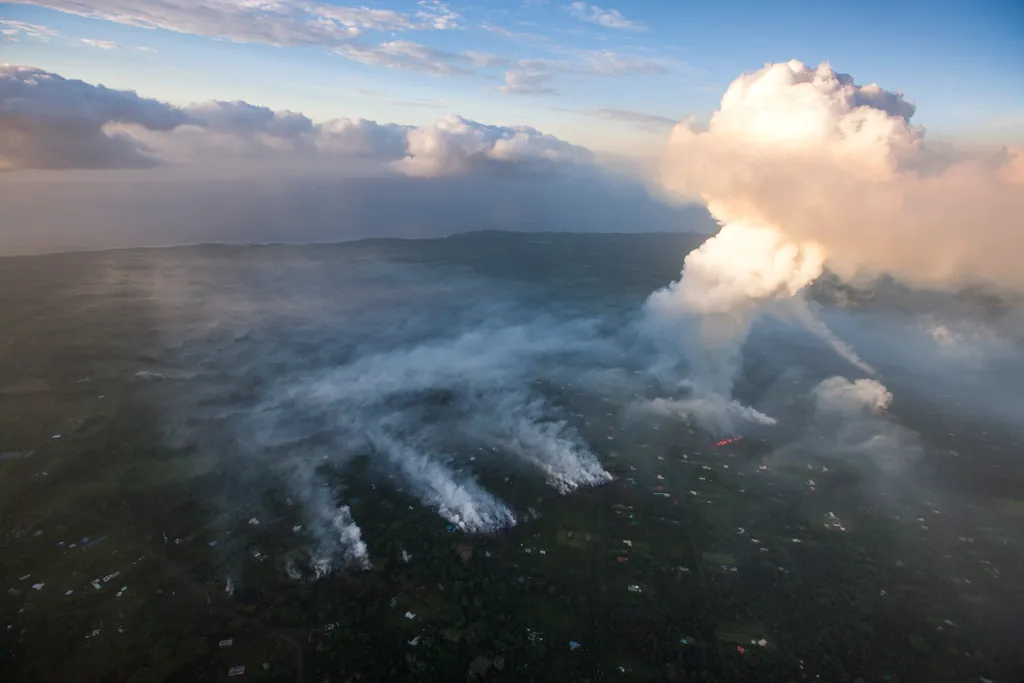 Pahoa, 2018. május 6.
A Kilauea tűzhányó gázai törnek elő repedésekből a hawaii Pahoa Leilani lakónegyedében 2018. május 5-én. A vulkánkitörés folytatódása miatt újabb kétezer embert költöztettek ki otthonából a hawaii Nagy-szigeten. (MTI/EPA/Paradise Hel