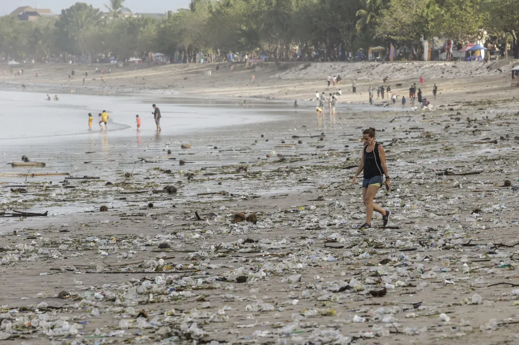 Bali strand szemét Kuta Beach 