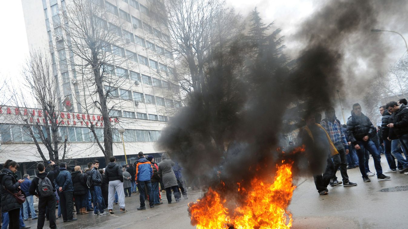 tüntetés, demonstráció, bosznia, Bosznia-szerte tüntetnek a kormány ellen. A Tuzlából indult tiltakozás más városokra is átterjedt, és a zavargásokban több kormányépületet is megostormoltak 