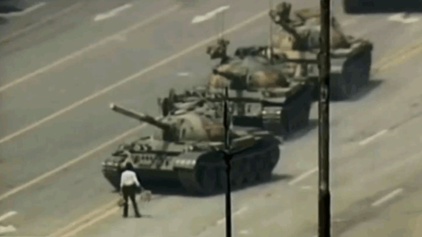 1989 júniusában egy férfi a saját testével próbálta meg megállítani a Tienanmen téri tüntetők ellen kivezényelt tankokat. 