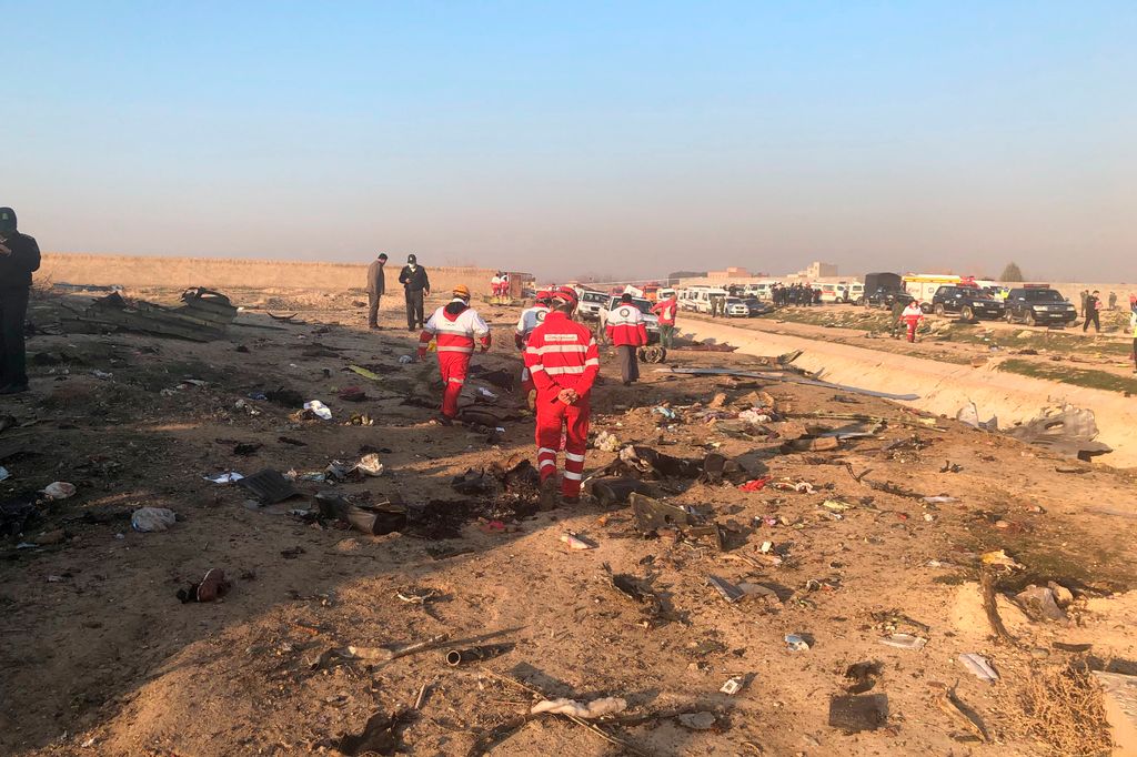 Teherán, 2020. január 8.
Az iráni Vörös Félhold segélyszervezet munkatársai dolgoznak egy Boeing 737-es típusú ukrán utasszállító repülőgép roncsdarabjainál Teherán közelében 2020. január 8-án, miután a légi jármű hajnalban műszaki hiba miatt lezuhant 167 utassal és 9 fős személyzettel a fedélzetén kevéssel a teheráni Khomeini Imám repülőtérről történt felszállás után. A szerencsétlenséget senki sem élte túl.
MTI/AP/Mohamed Nasziri 