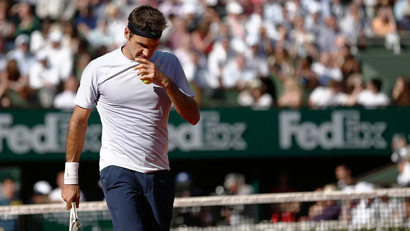 Roger Federer kiesett a Roland Garroson, miután kikapott Jo-Wilfried Tsongától