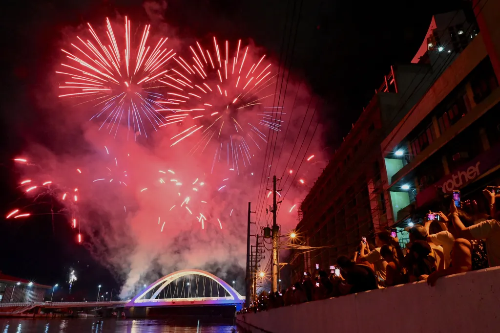 Tűzijátékkal és felvonulással ünnepelték a holdújévet szerte a világban, galéria, 2023 