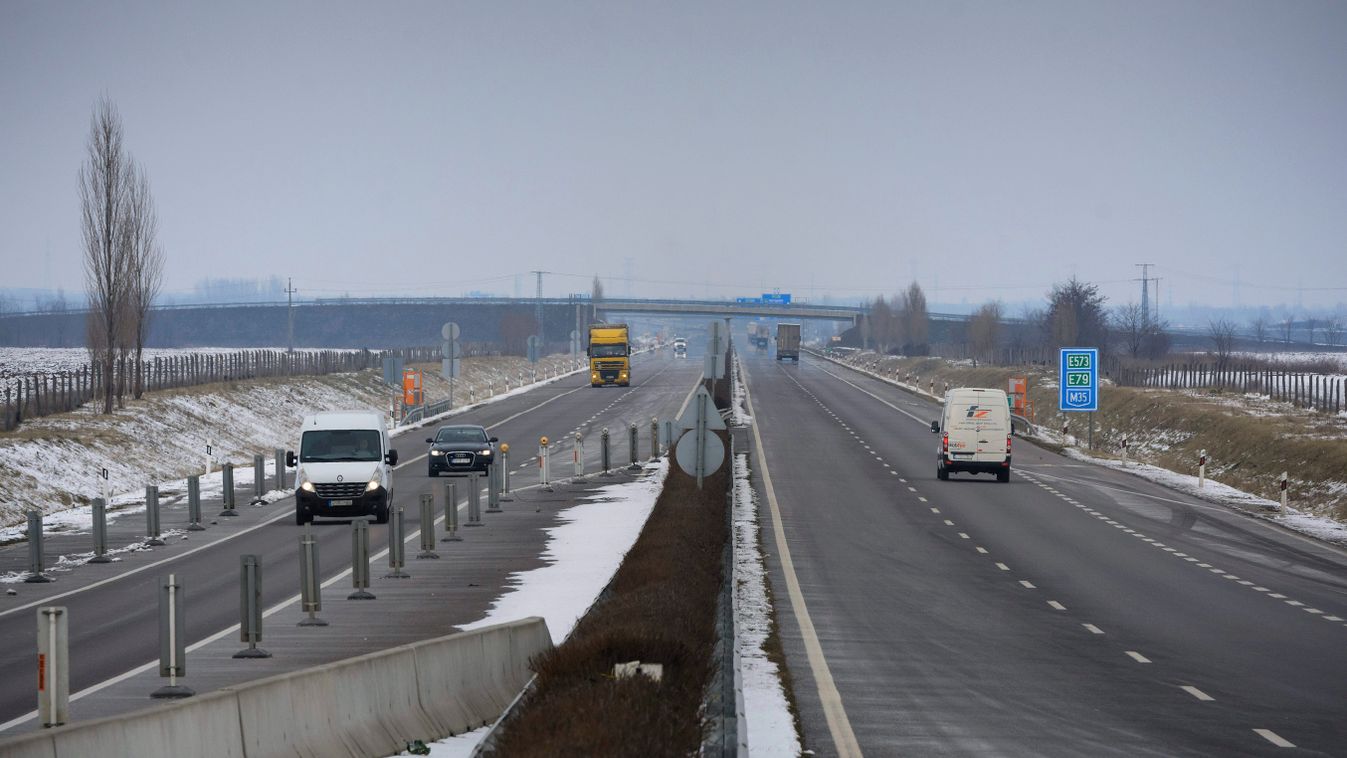 autópálya autópályadíj fizetős forgalom FOTÓ ÁLTALÁNOS KÖZLEKEDÉSI LÉTESÍTMÉNY matricaköteles matricás út útdíjköteles Debrecen, 2015. január 8.
Az M35-ös autópálya Debrecen határában 2015. január 8-án. A 354-es számú főút - amely a 4-es főút várost elker