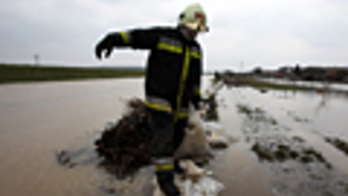 Tűzoltók és önkéntesek homokzsákokat pakolnak Nagykanizsán, árvíz, belvíz