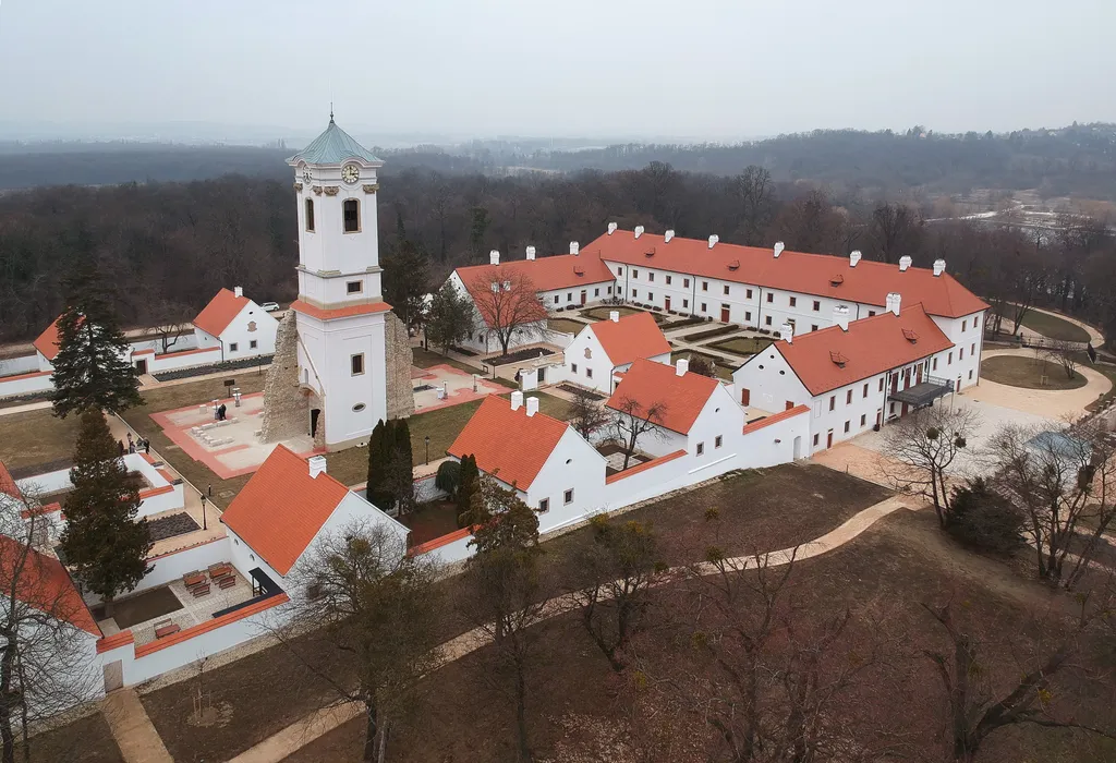 oroszlány-majkpusztai kamalduli remeteség Nemzeti Kastélyprogram és Nemzeti Várprogram állami támogatás épületfotó FOTÓ FOTÓTECHNIKA FOTÓTÉMA kamalduli remeteség légi felvétel 