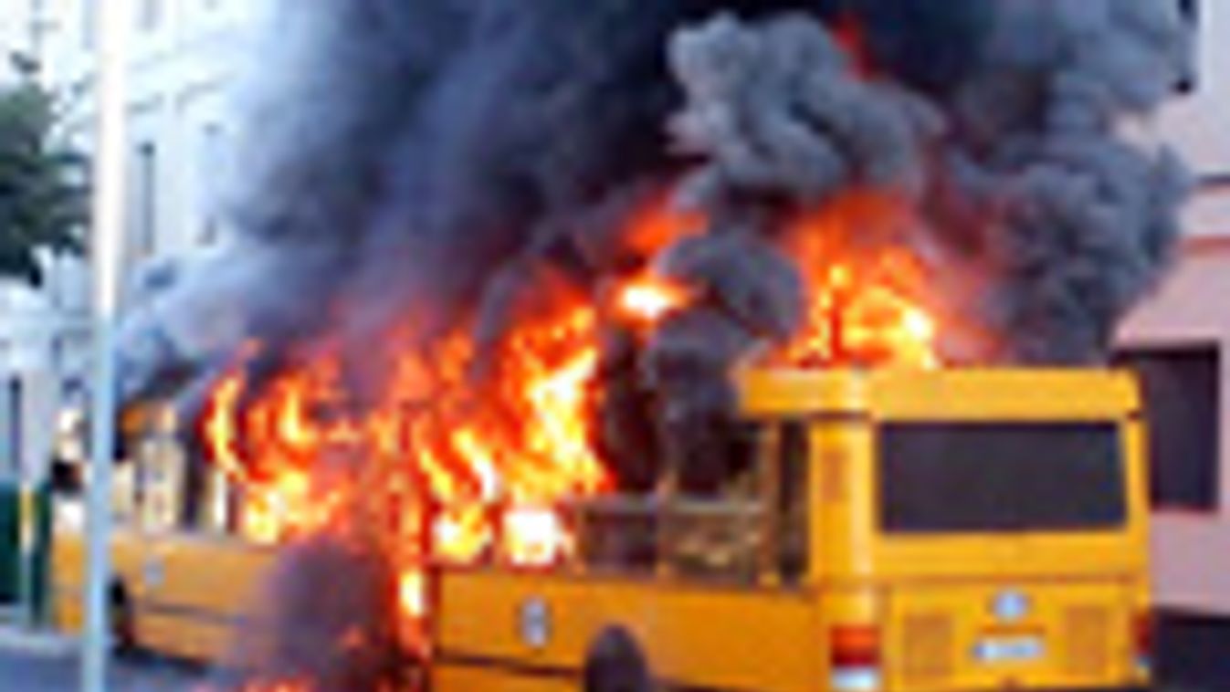 leégett busz, budapest golgota tér