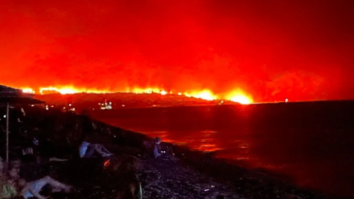 Πλήθος κόσμου φεύγει από τη Ρόδο, η φωτιά και ο καπνός είναι τεράστιοι