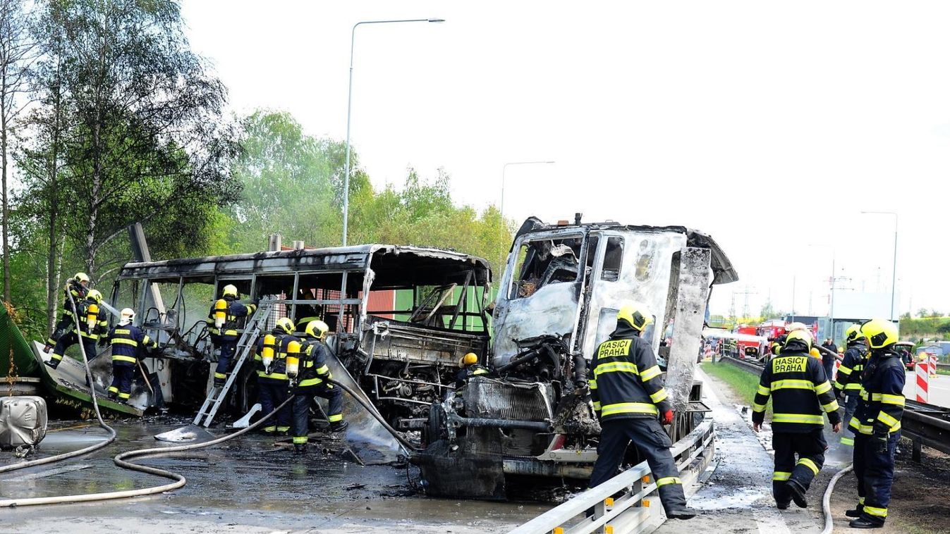 kiégett busz Prágában 