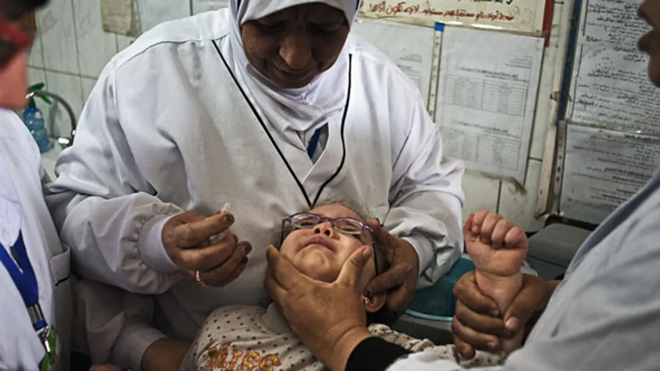 Szíria, gyermekbénulás, járvány, vakcina. Egyiptomi gyerek gyermekbénulás elleni vakcinát kap egy immunizálási kampányban, melynek célja a szíriai menekültek között aggasztó mértékben felbukkanó betegség elleni védekezés a régióban, 2013. november.