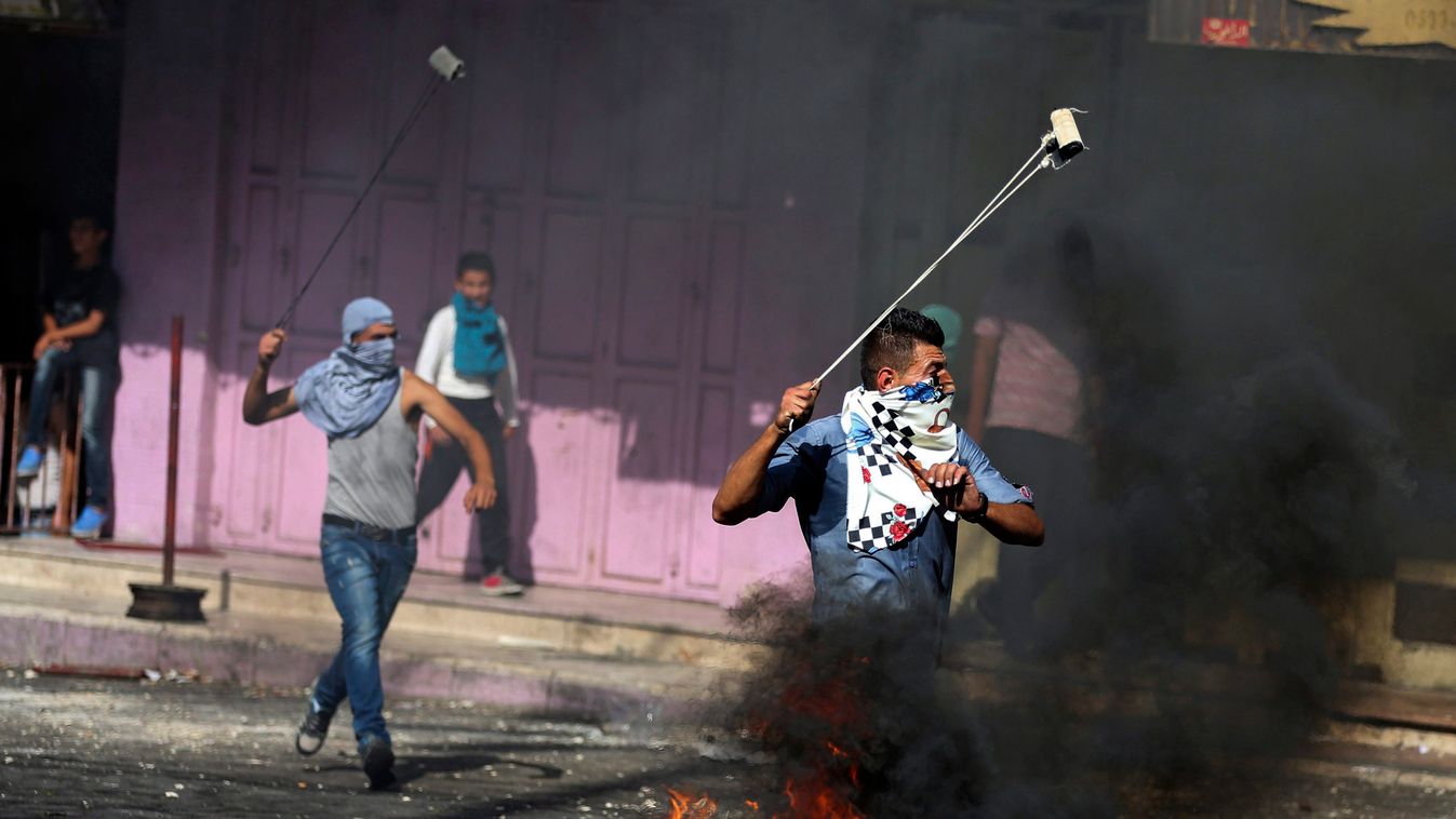 Palesztinok követ dobálnak izraeli katonákra 