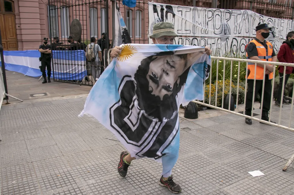 Maradona fans wait in line in front of Casa Rosada 2020,Argentina,body,Buenos Aires,Casa Rosada â€‹â€‹â€‹â€‹â€‹â€‹â, Diego Maradona, szurkolók, ravatal 