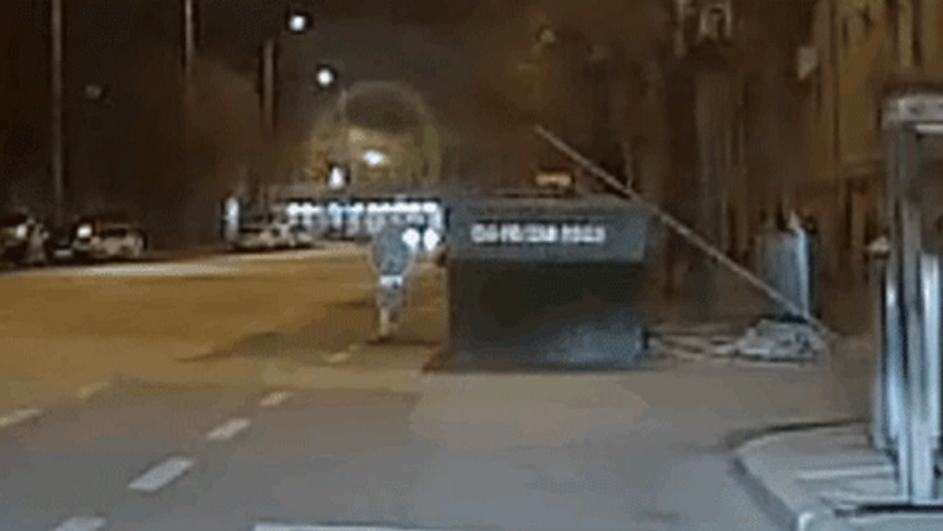 Veszélyes manővert rögzített egy rendőrautó kamerája a fővárosban, GIF 