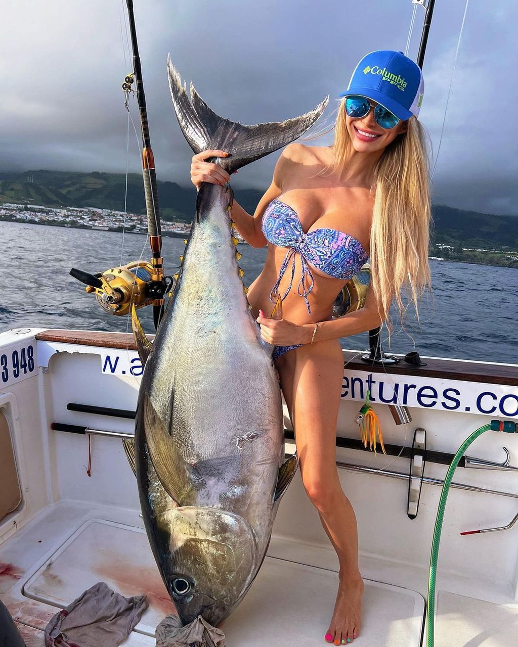 A szexi horgásznőt imádják a közösségi médiában, nem véletlen, hiszen rendszeresen oszt meg bikinis képet magáról, meg persze halakkal és pecabotokkal is gyakran pózol 