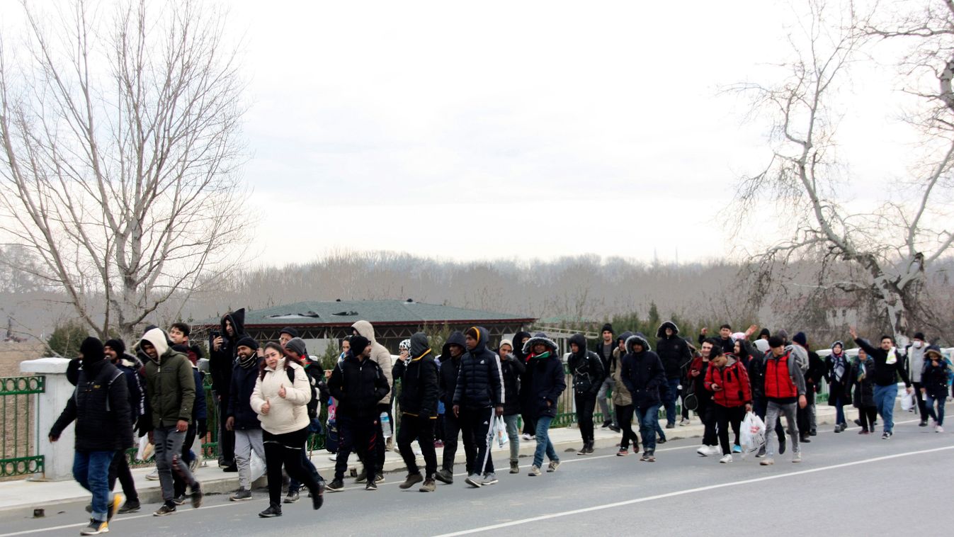 Edirne, 2020. február 28.
Európába igyekvő menekültek tartanak az átkelőhely felé a görög határ mentén fekvő északnyugat-törökországi Edirne városában 2020. február 28-án. Törökország úgy döntött, tovább már nem tartóztatja fel sem tengeren, sem szárazföl