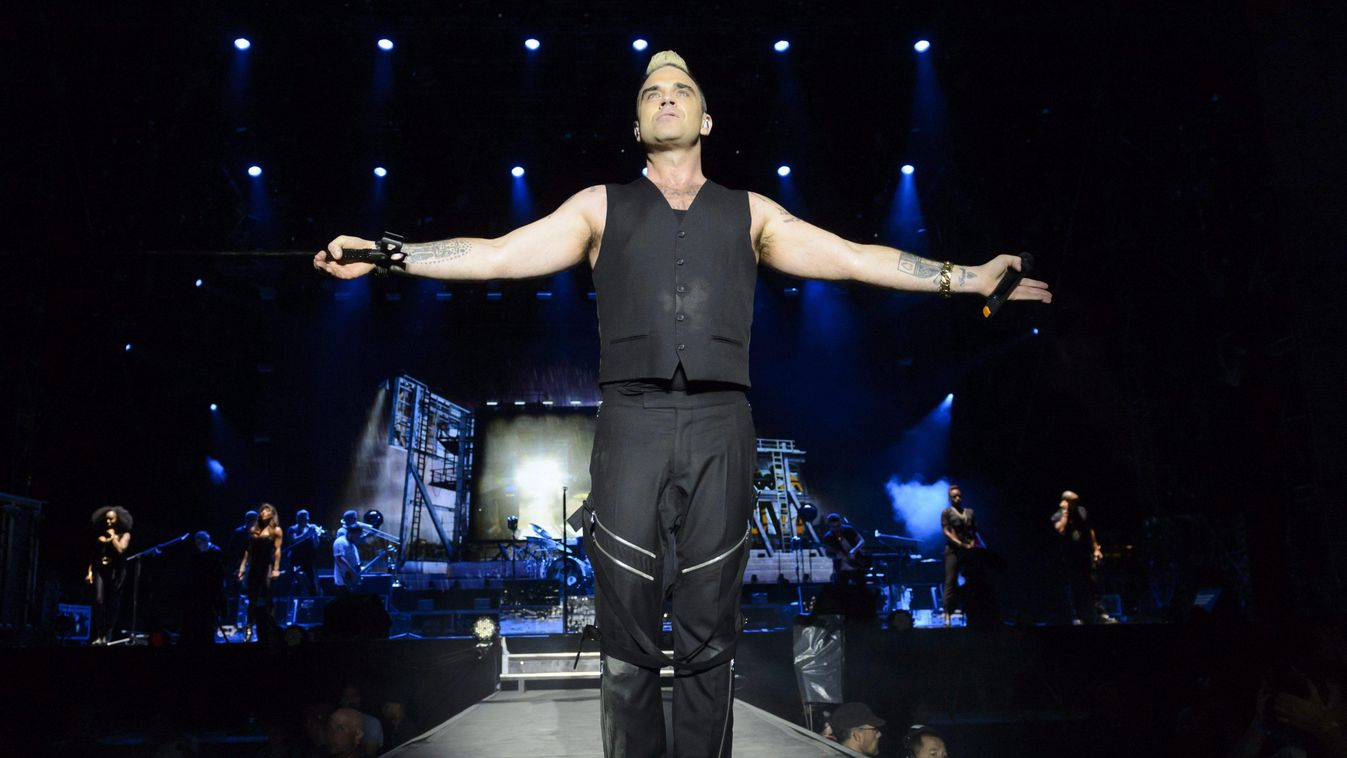Nyon, 2015. július 21.
Robbie Williams brit popénekes a 40. Paleo Fesztiválon lép el a svájci Nyonban 2015. július 20-án. (MTI/EPA/Laurent Gillieron) 