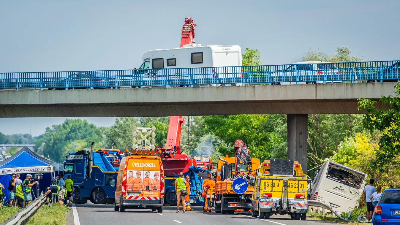 busz, baleset, Felborult egy busz az M7-esen, nyolc ember meghalt, Árokba borult egy autóbusz az M7-es autópályán Szabadbattyán térségében, a Budapest felé vezető oldalon vasárnap hajnalban öt óra előtt néhány perccel 