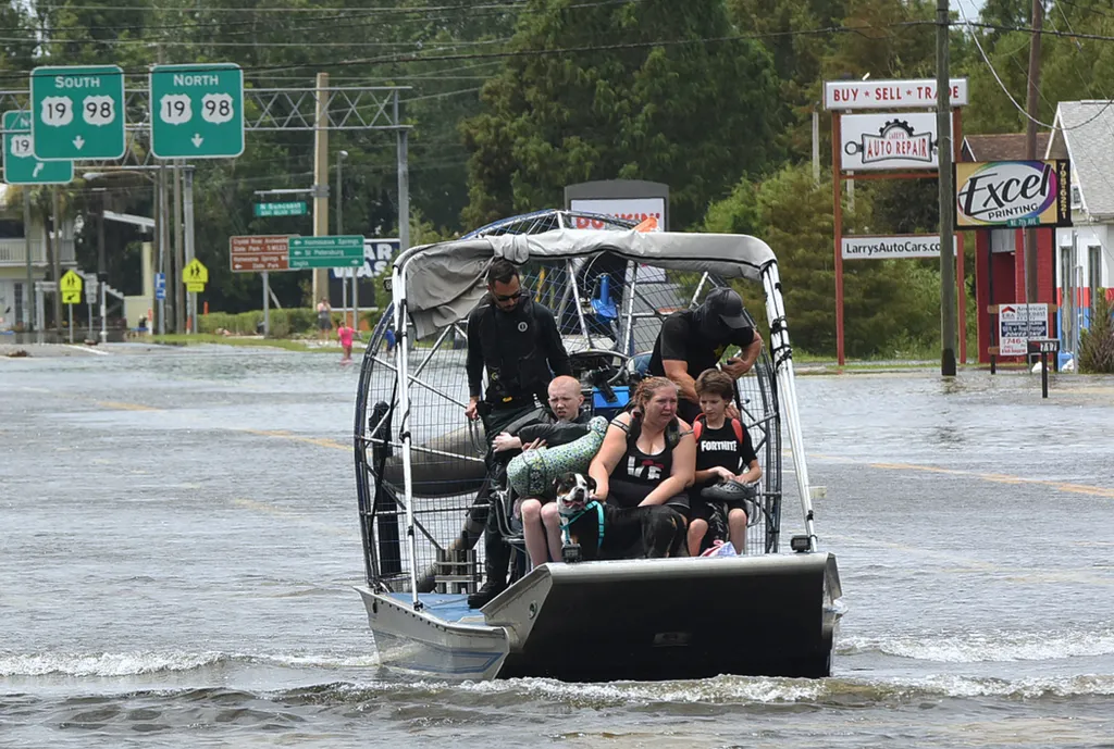 Florida, Idalia hurrikán, időjárás, 
  Hurricane Idalia strikes Gulf Coast of Florida airboat,Crystal River,Dog,flood,Flooding,Florida,Gulf,hurricane, Horizontal 