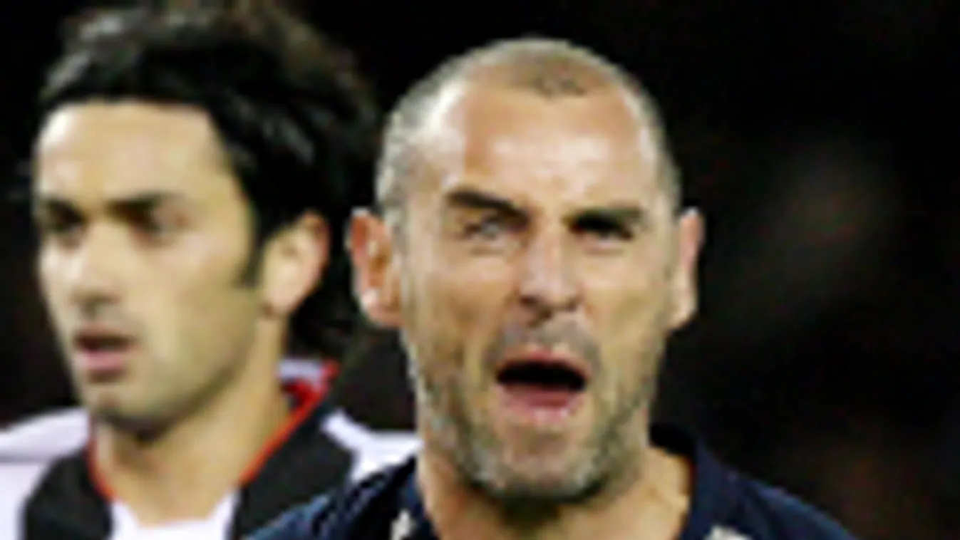 foci, durva szabálytalanság, Kevin Muscat, a Melbourne Victory játékosa