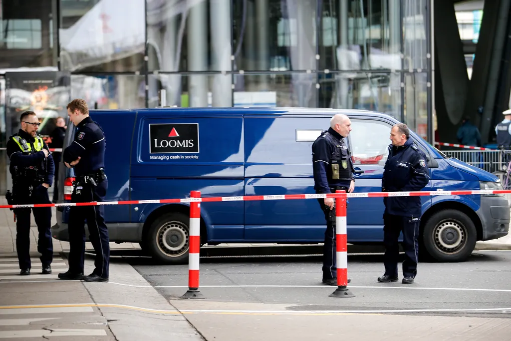 Fegyveres rablók támadtak meg egy pénzszállító autót, Köln-Bonn nemzetközi repülőtér, 2019.03.06. 