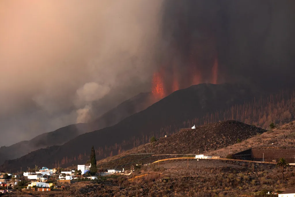 Cumbre Vieja vulkán, vulkánkitörés, Kanári-szigetek, Spanyolország, La Palma, láva 