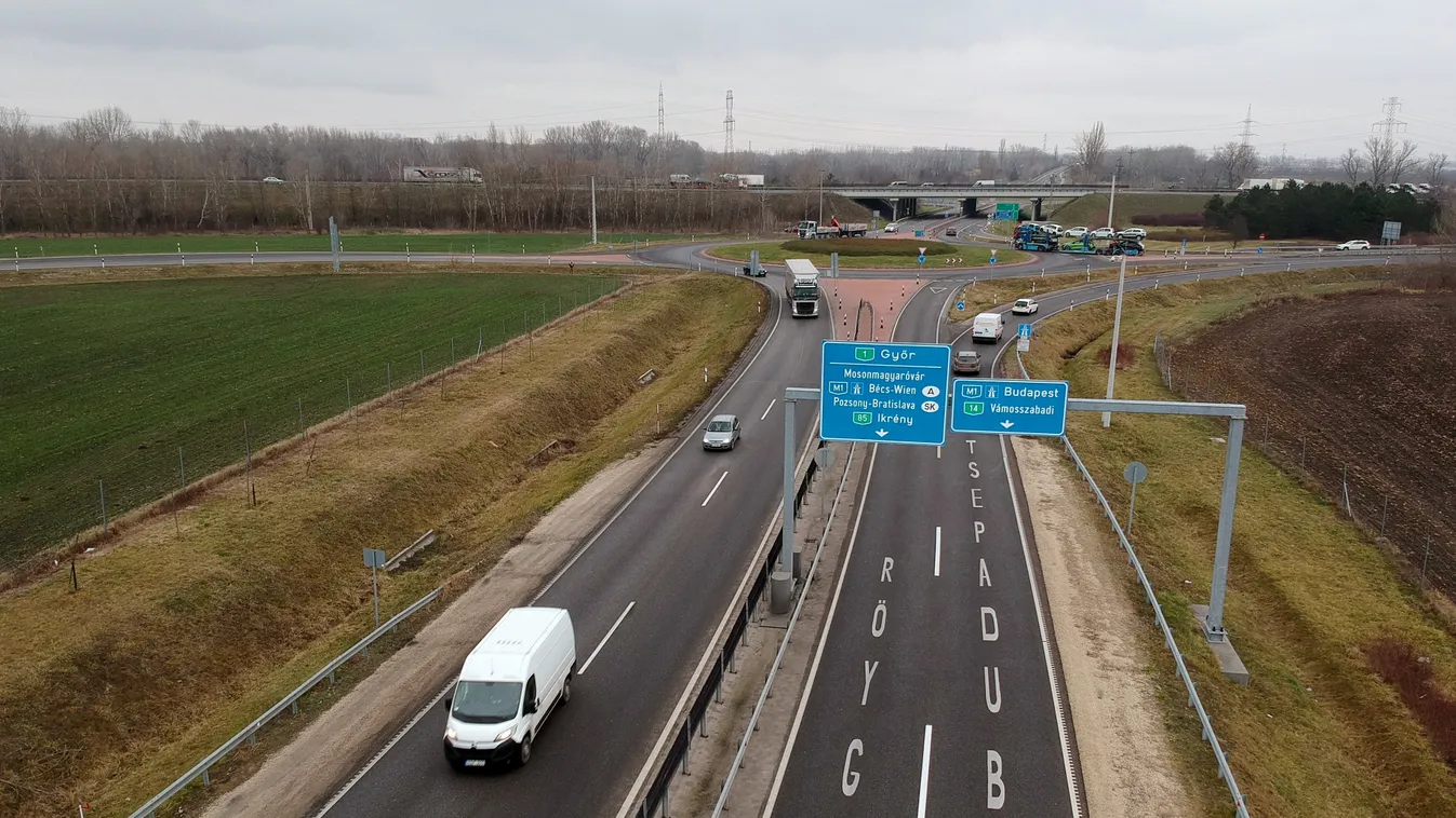 M85-ös gyorsforgalmi út Sopron és Győr között   ÁLTALÁNOS KULCSSZÓ átadás avatás csomópont forgalom gyorsforgalmi út KÖZLEKEDÉSI LÉTESÍTMÉNY tábla út 