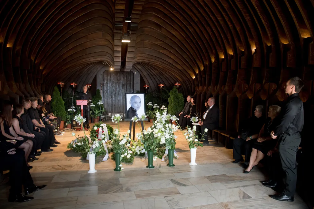 Szirtes Tamás rendező beszédet mond Paudits Béla ravatalánál a Farkasréti temető Makovecz-ravatalozójában 2018. június 28-án. A Jászai Mari-díjas színművész életének 69. évében június 13-án hunyt el. 
