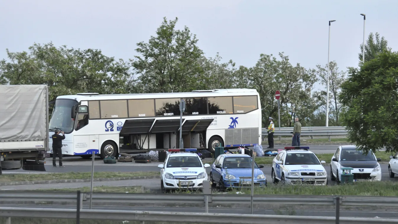 Törökbálint, 2015. május 16.
Rendőrök helyszínelnek egy román rendszámú autóbusz mellett az M0-ás autóút Annahegyi pihenőjénél 2015. május 16-án, miután a járművet biztonsági okokból kiürítették, részleteket egyelőre nem közölt a rendőrség.
MTI Fotó: Mihá