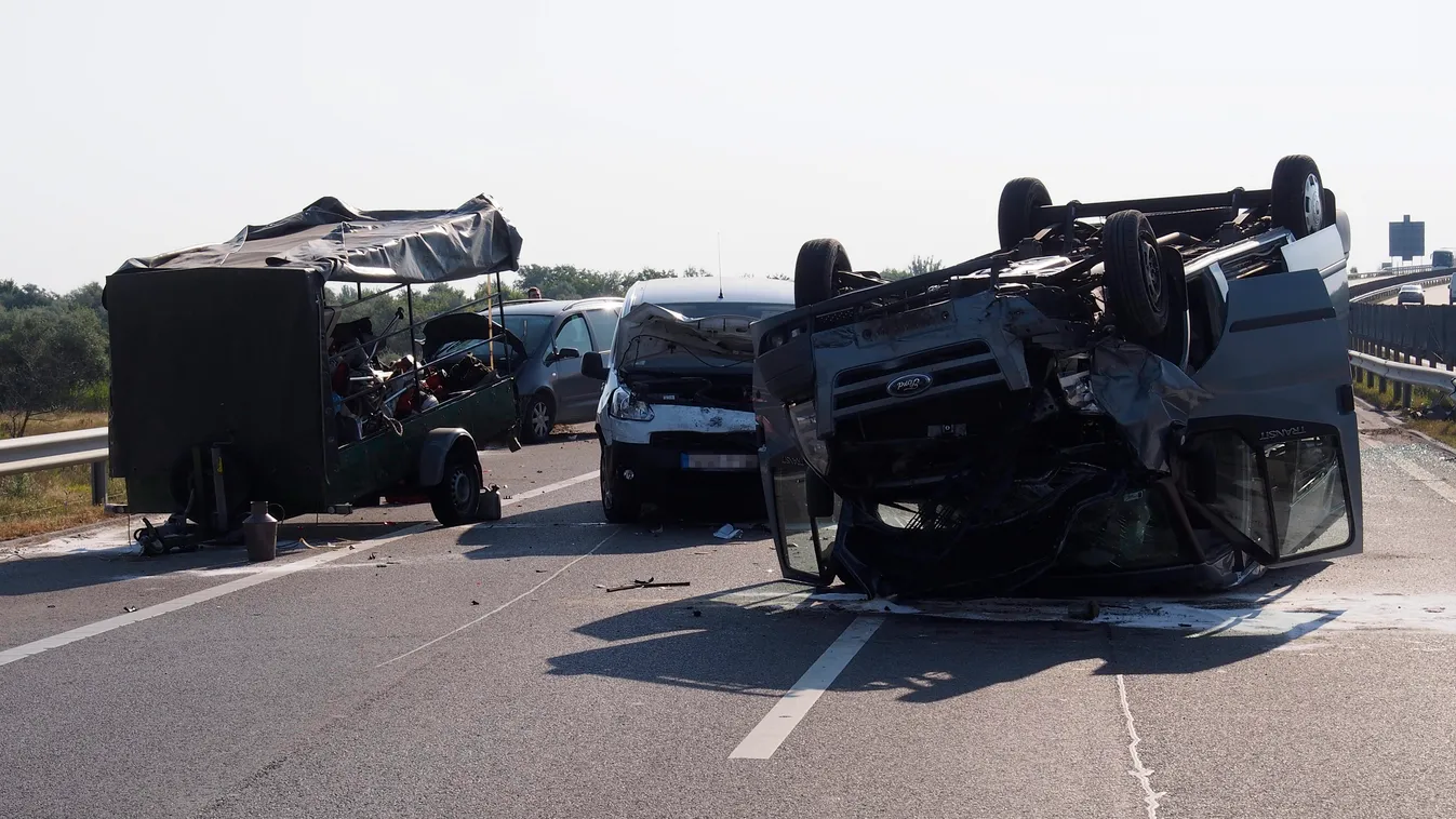 Szeged, 2015. július 6.
Sérült gépkocsik és leszakadt utánfutó Szeged mellett az M43 autópályán, a 47-es és a sándorfalvi út csomópontja között, ahol három jármű összeütközött 2015. július 6-án. A balesetben heten sérültek meg, valamennyien könnyebben.
MT