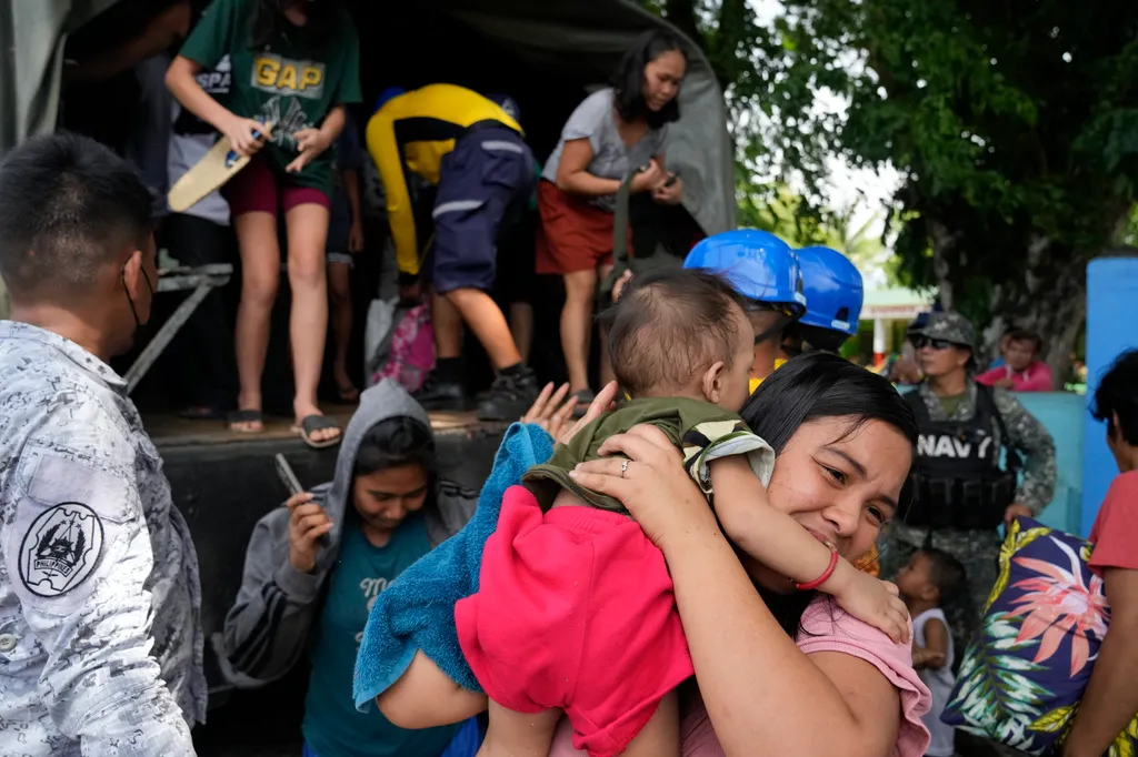 Fülöp-szigeteki Mayon vulkán Manila   miatt kiköltöztetett emberek a Fülöp-szigeteki Albay tartományban fekvő Santo Domingóban lévő menedékhelyre érkeznek katonai teherautóval 2023. június 13-án. Az ország legaktívabb tűzhányójának kit 