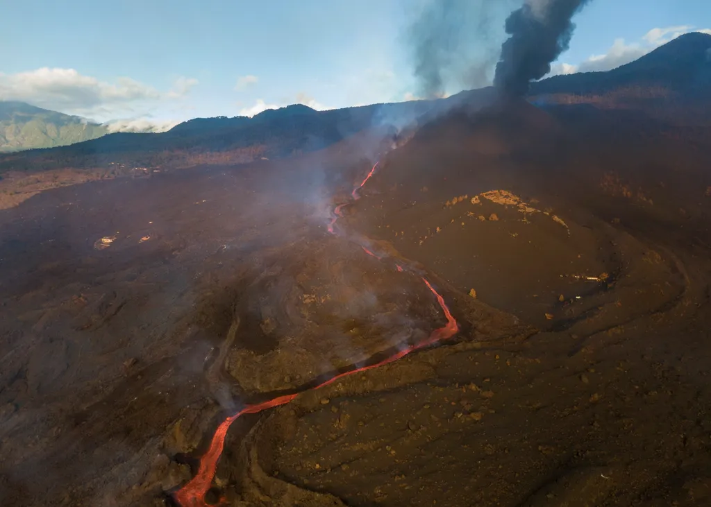 La Palma, Cumbre Vieja, Kanári-szigetek, vulkánkitörés, vulkán, tűzhányó, láva, Spanyolország 