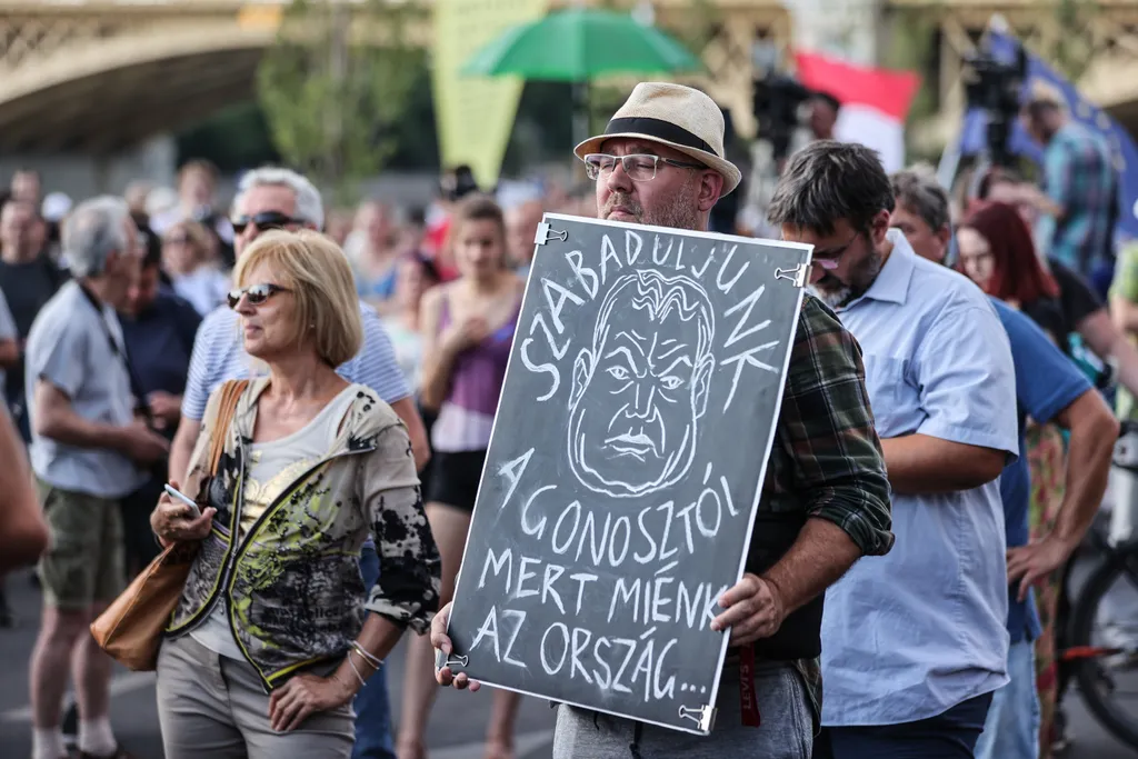 MZP, Márki-Zay Péter, tüntetés, tiltakozás, Jászai Mari tér, Budapest, KATA változás, KATA adó, KATA 