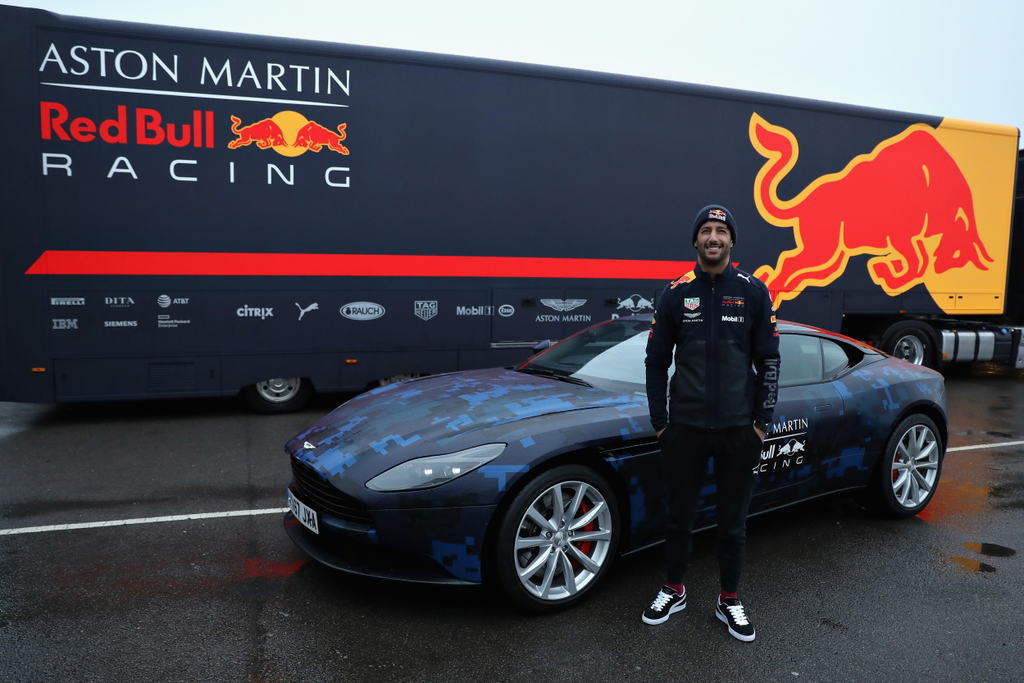 Forma-1, Daniel Ricciardo, Red Bull Racing, RB14 bejáratás, Silverstone, Aston Martin 