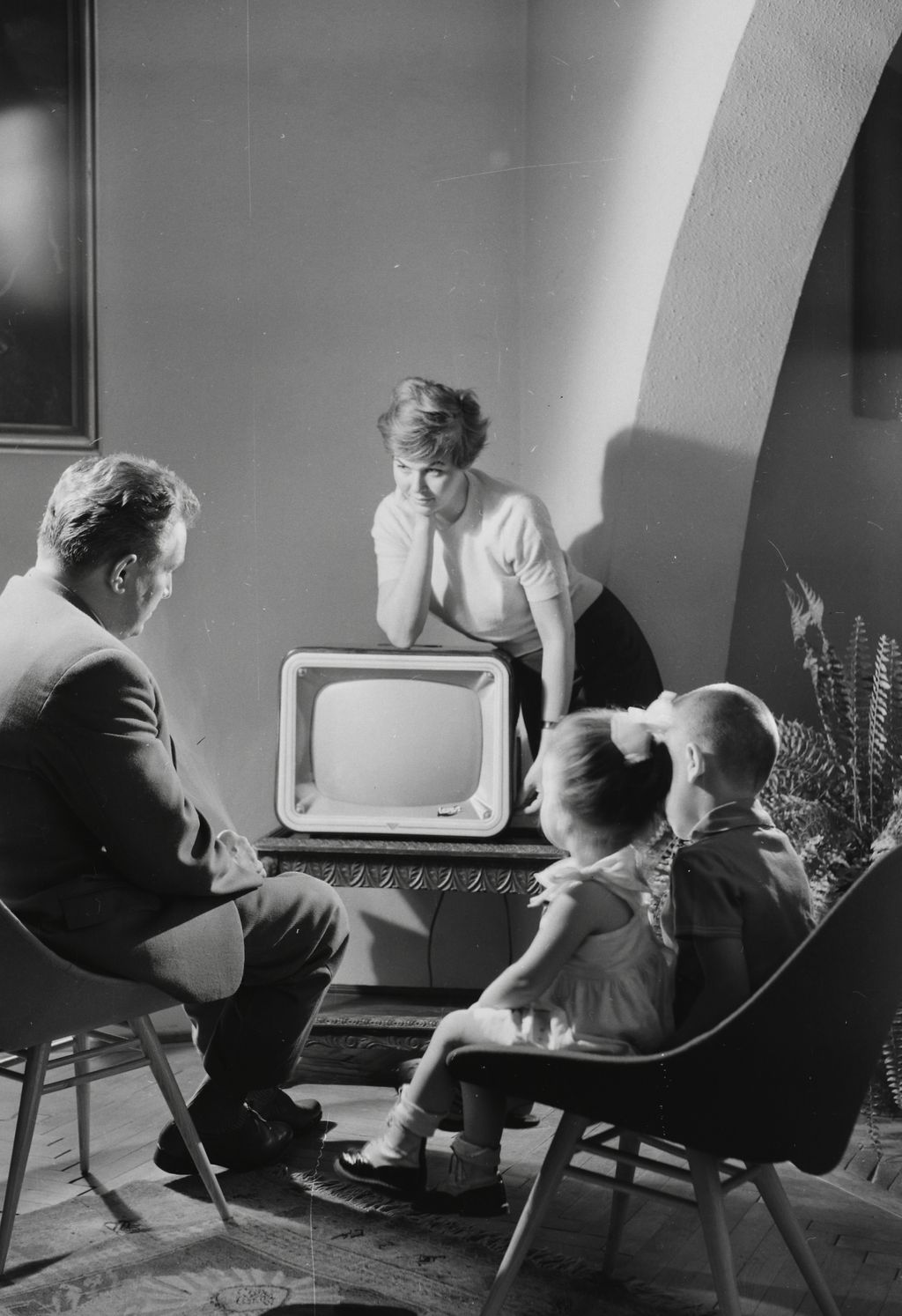 retró szocializmus, televízió, tv, tévé nézés 