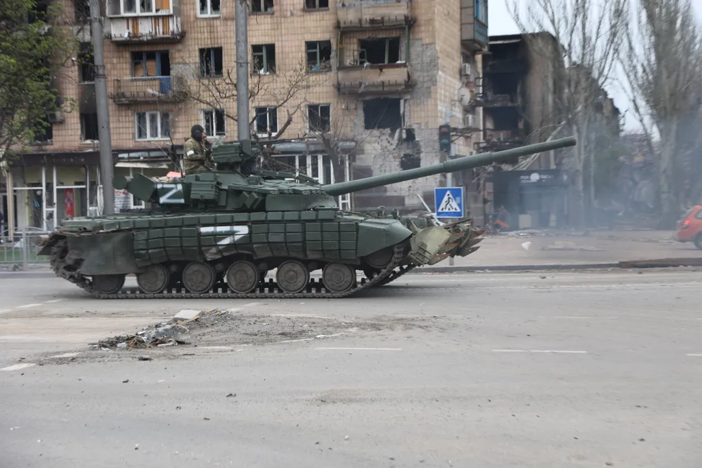 Ukrán válság 2022, orosz, ukrán, háború, Ukrajna, Marupol, orosz, tank, katonák 
