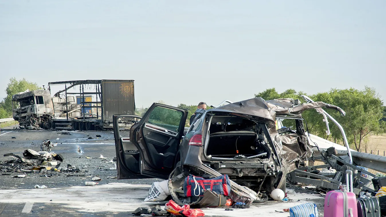 Mosonmagyaróvár, 2015. július 16.
Összeroncsolódott személyautó és egy kiégett kamion az M15-ös autóút 4-es kilométerénél, Hegyeshalom és Rajka között 2015. július 16-án, miután a két jármű összeütközött. Az autóban utazó három embert a tűzoltók vágták ki