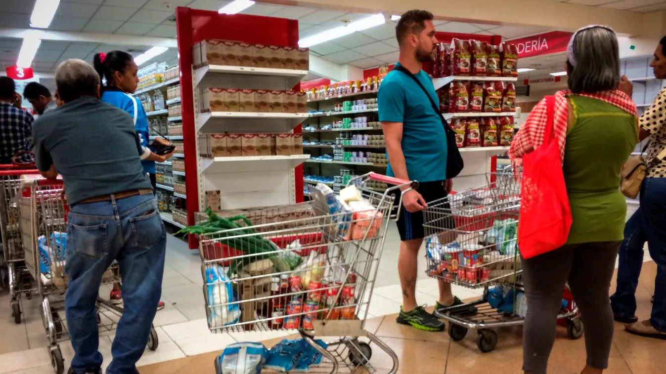 People buy food in Caracas, Venezuela, 6 January 2018. Shortly before the government of Nicolas Maduro announced the price reduction of certain goods. Massive pillages in the city of Caicara have been caused by the dramatic inflation. For months the situa